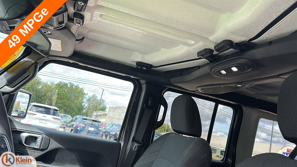 Used 2025 Jeep Wrangler Unlimited Sahara AWD/4WD image 16