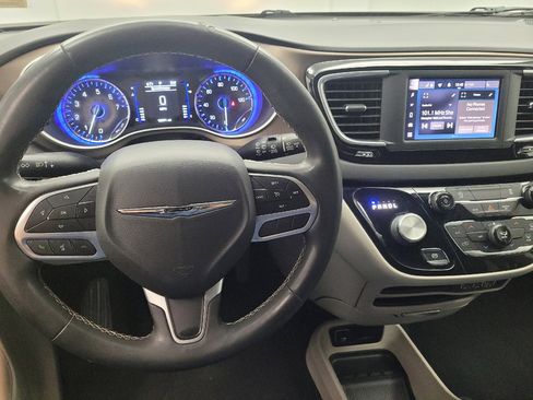 Used 2022 Chrysler Voyager LX image 22