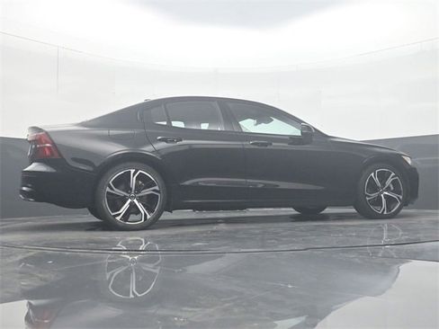 Used 2024 Volvo S60 B5 Plus image 34