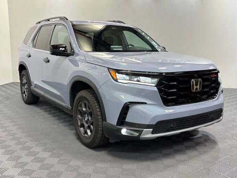 Used 2025 Honda Pilot TrailSport image 3