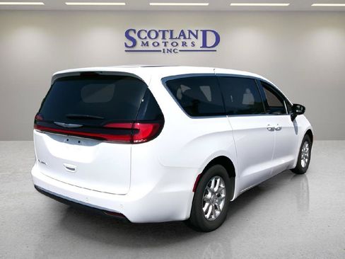 Used 2025 Chrysler Pacifica Select FWD image 6