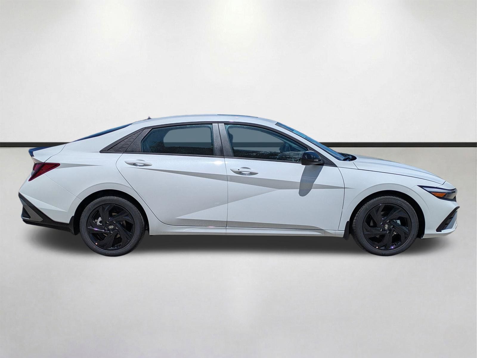 New 2026 Hyundai Elantra SEL Sport FWD image 4