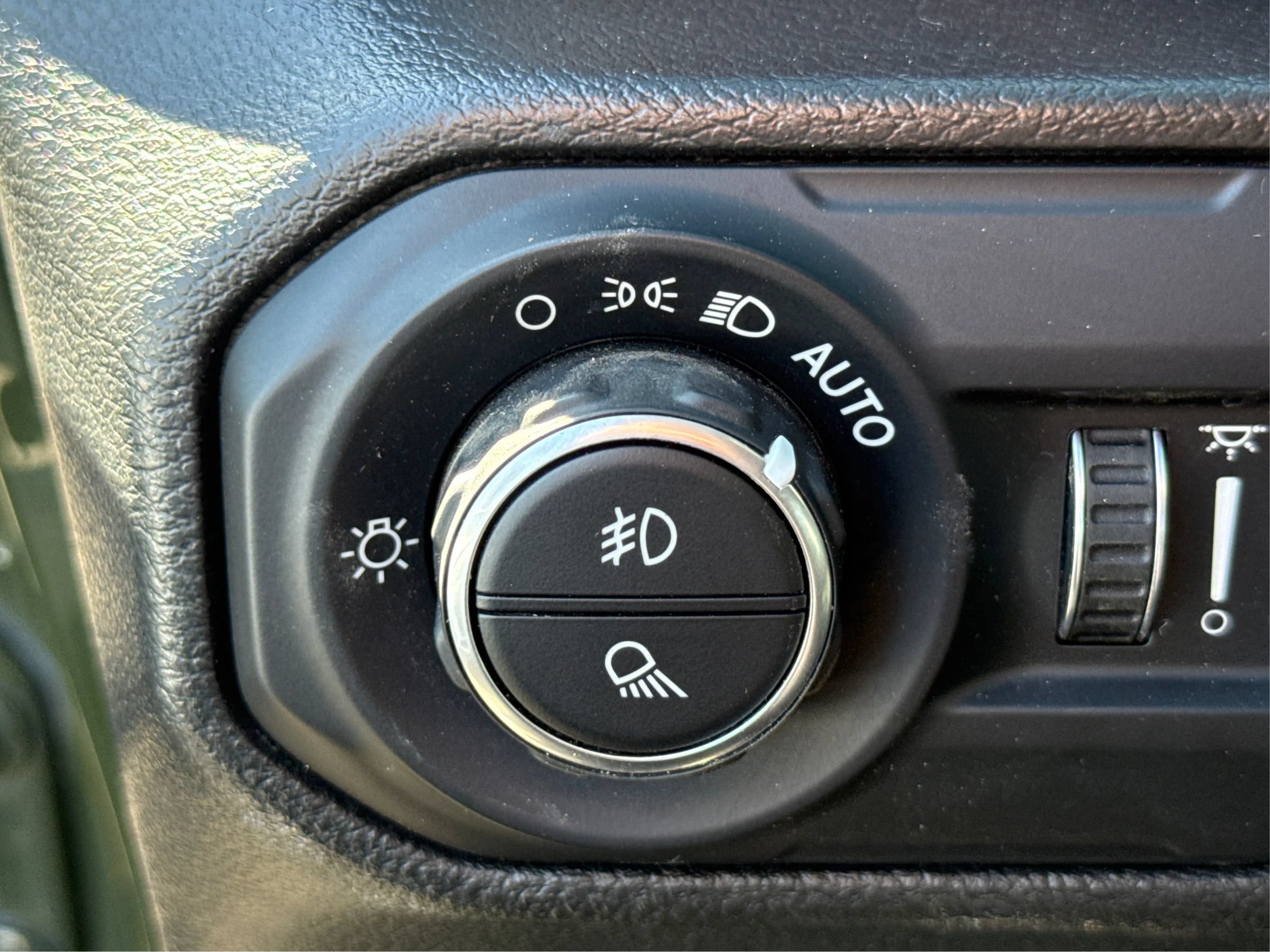 Used 2022 Jeep Gladiator Mojave w/ Cold Weather Group AWD/4WD image 17