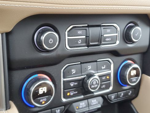 Used 2021 Chevrolet Suburban Premier w/ Premium Package image 22