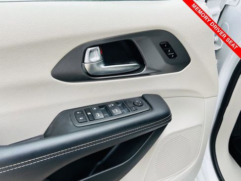 Used 2023 Chrysler Pacifica Touring-L image 13