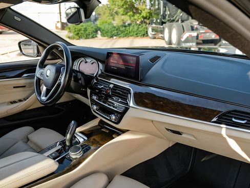 Used 2019 BMW 530e w/ Convenience Package image 12