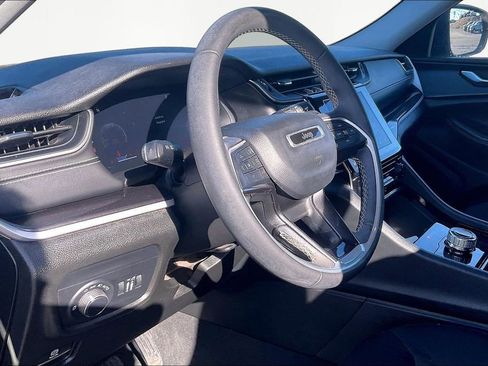 Used 2023 Jeep Grand Cherokee L Laredo image 20