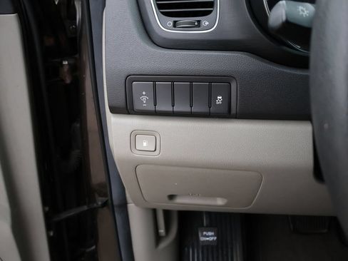 Used 2015 Kia Sedona LX w/ LX Convenience Package FWD image 25