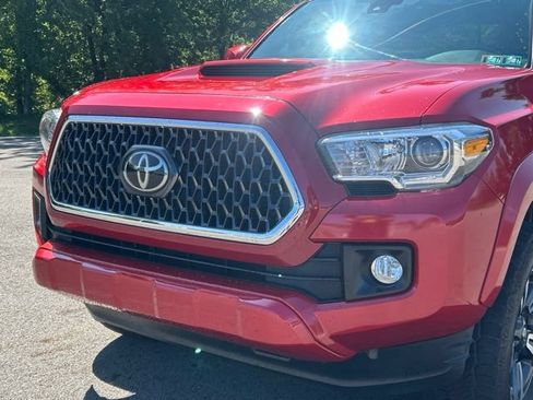 Used 2019 Toyota Tacoma TRD Sport AWD/4WD image 9