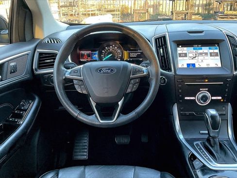 Used 2018 Ford Edge Titanium image 5