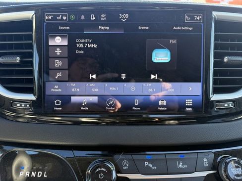 Certified 2024 Chrysler Pacifica Touring-L image 21