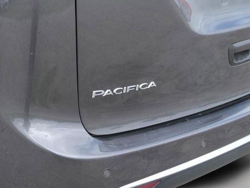 Used 2023 Chrysler Pacifica Touring-L FWD image 12