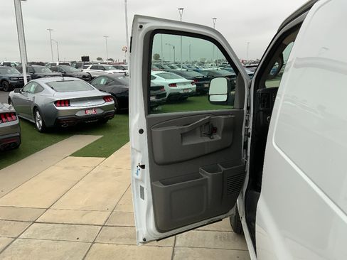 Used 2018 Chevrolet Express 2500 image 8