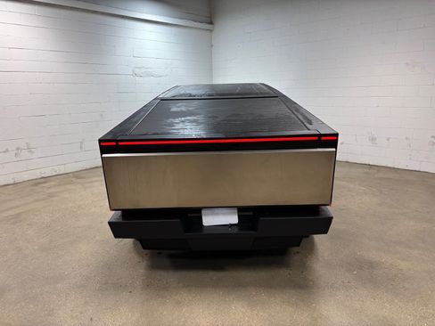 Used 2024 Tesla Cybertruck AWD Crew Cab image 8