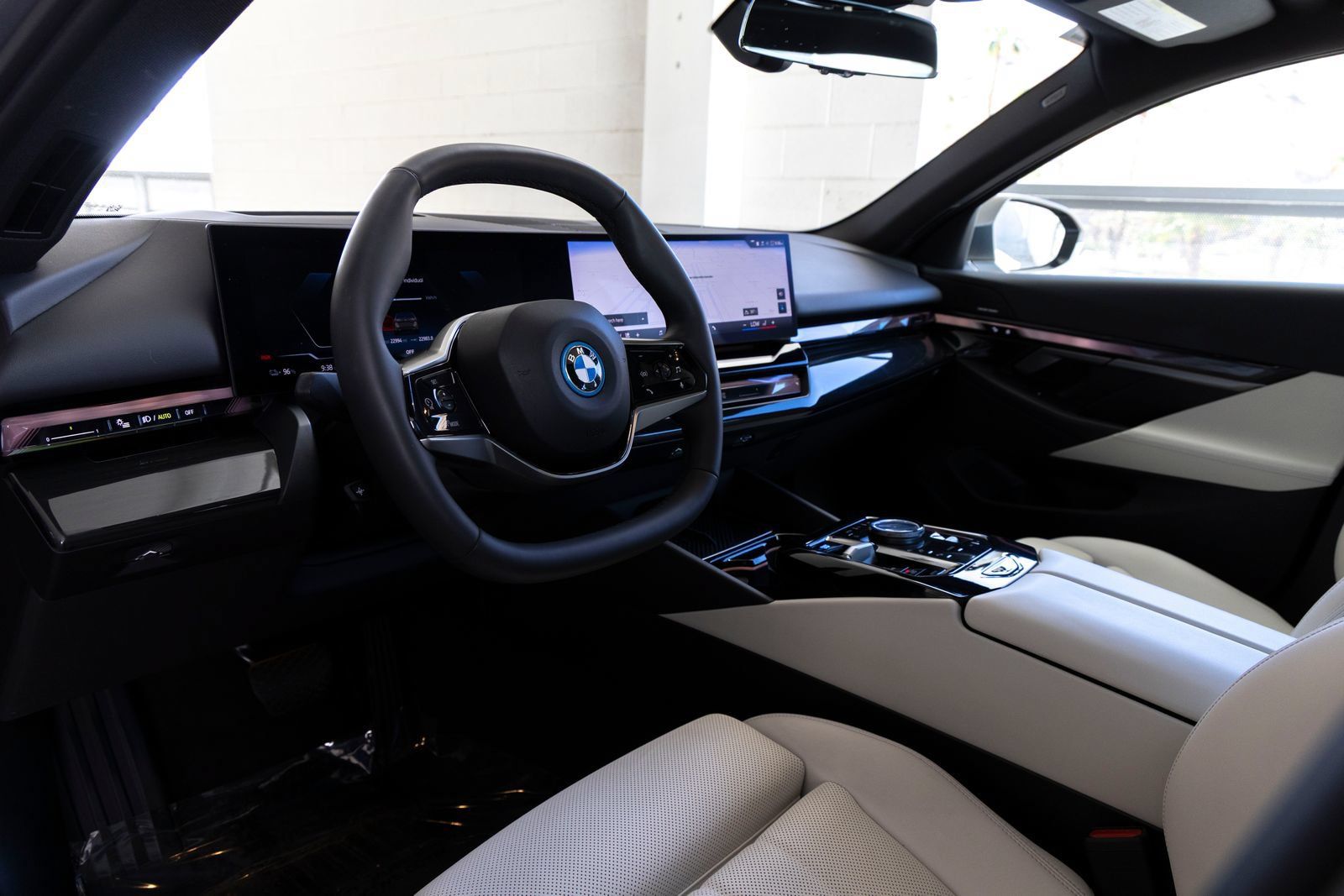 Certified 2025 BMW i5 eDrive40i w/ Premium Package RWD image 16