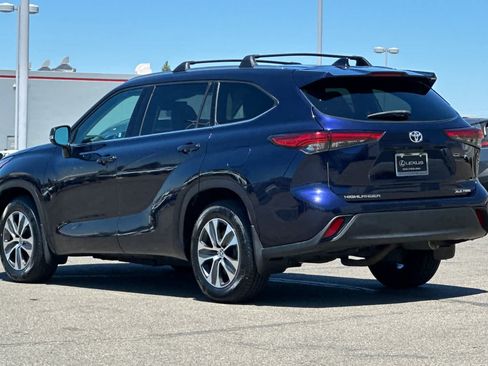 Used 2021 Toyota Highlander XLE AWD/4WD image 7