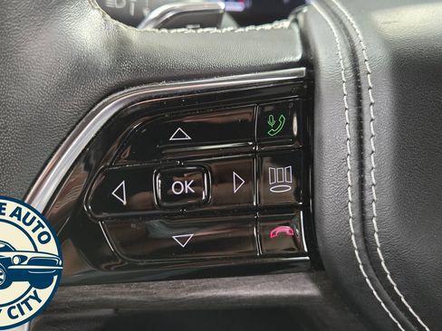 Used 2022 Jeep Grand Cherokee Overland w/ Luxury Tech Group IV AWD/4WD image 13