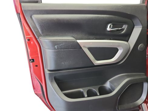 Used 2019 Nissan Titan SL image 28