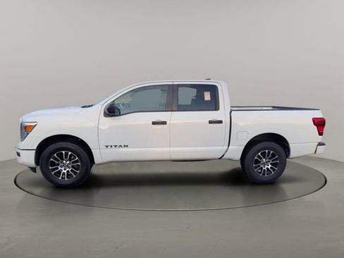 Used 2022 Nissan Titan SV image 4