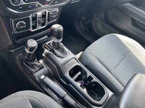 Used 2025 Jeep Wrangler Unlimited Sahara AWD/4WD image 28