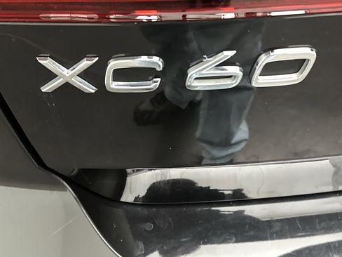 Used 2018 Volvo XC60 T5 Momentum w/ Convenience Package image 13