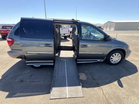 Used 2005 Chrysler Town & Country Touring FWD image 8