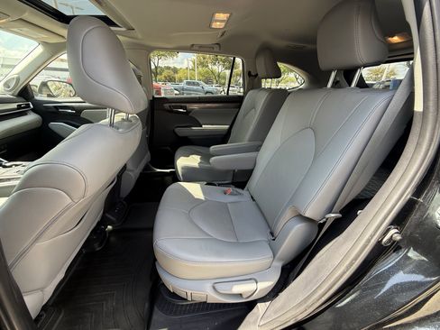 Used 2021 Toyota Highlander Limited image 27