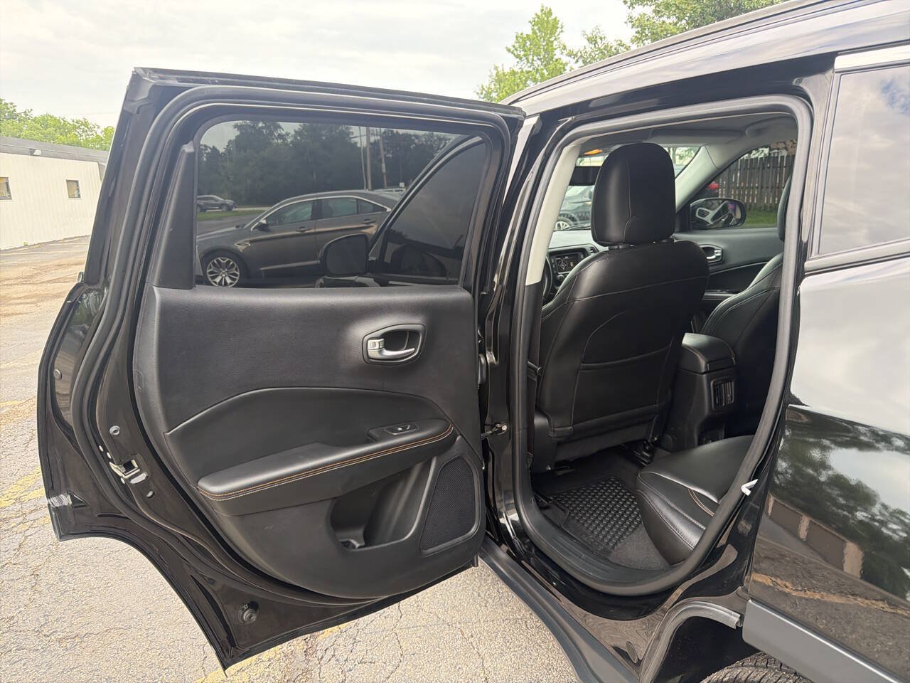 Used 2018 Jeep Compass Latitude w/ Cold Weather Group FWD image 23