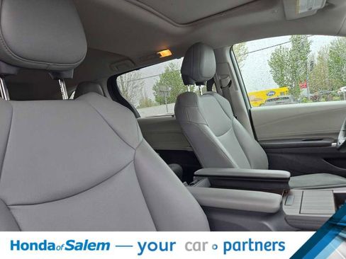 Used 2021 Toyota Sienna XLE w/ XLE Plus Package FWD image 14