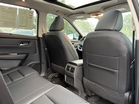 Used 2023 Nissan Rogue SV w/ SV Premium Package FWD image 17