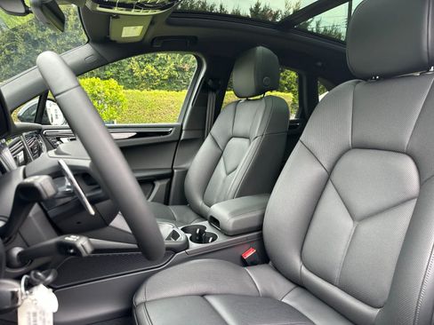 Certified 2025 Porsche Macan AWD/4WD image 5