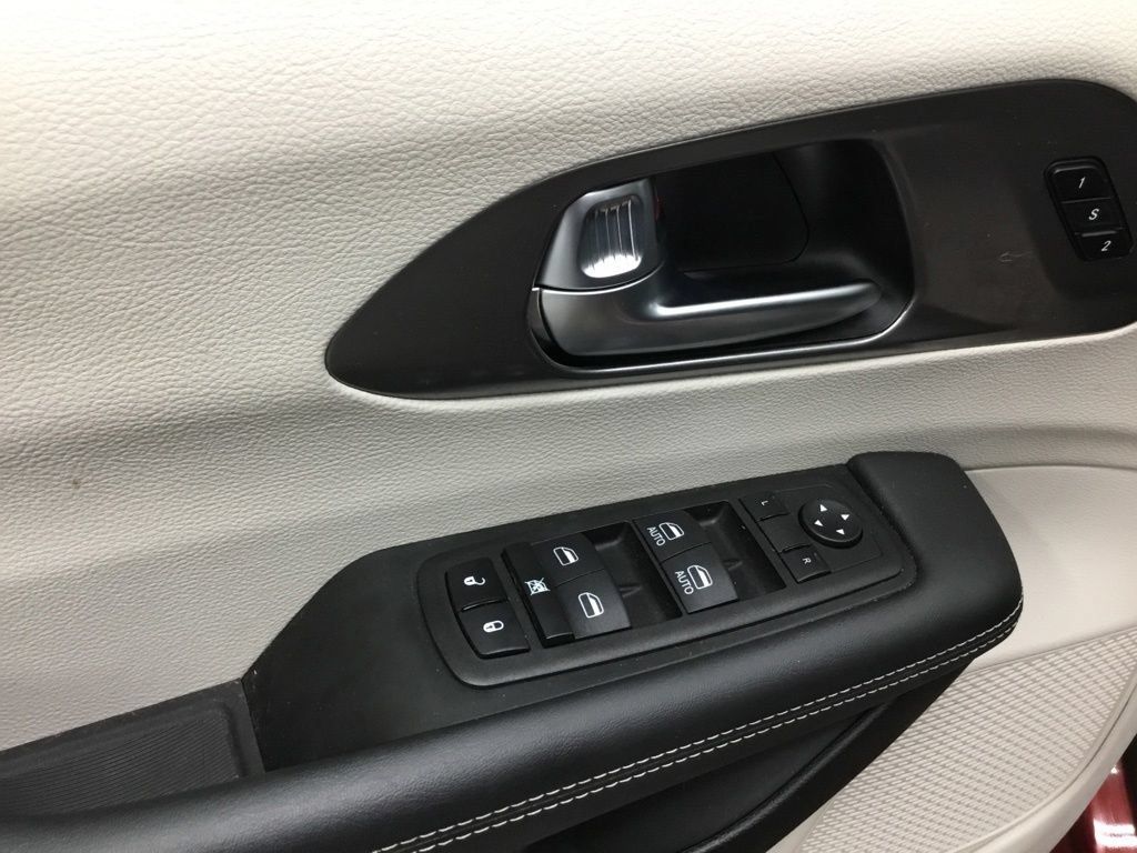 Used 2023 Chrysler Pacifica Touring-L AWD/4WD image 9