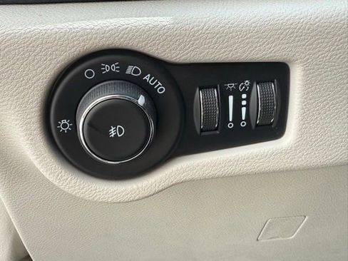 Used 2022 Chrysler Pacifica Touring-L AWD/4WD image 31