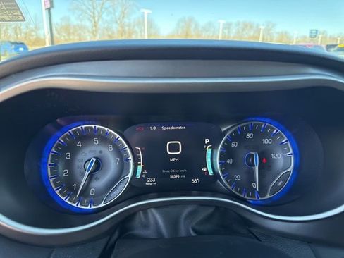 Used 2024 Chrysler Pacifica Touring-L FWD image 32