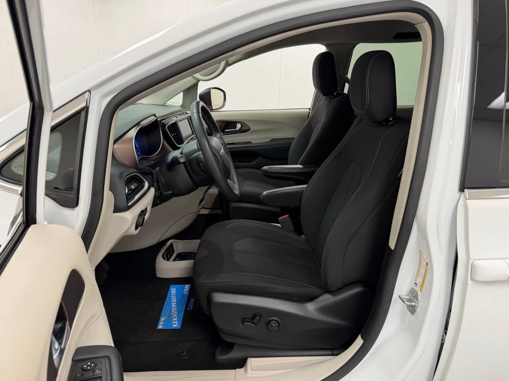 Used 2023 Chrysler Voyager LX FWD image 19