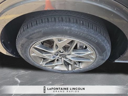 Used 2025 Genesis GV70 2.5T AWD/4WD image 8