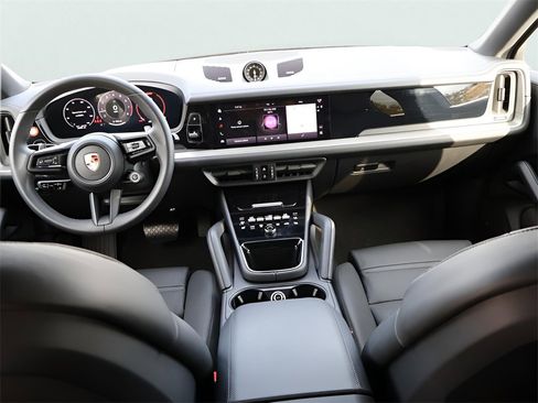 Used 2025 Porsche Cayenne Coupe image 19