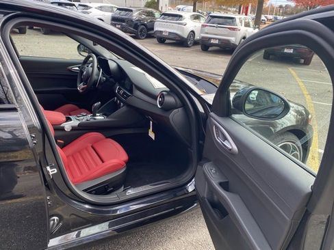New 2025 Alfa Romeo Giulia Base image 36