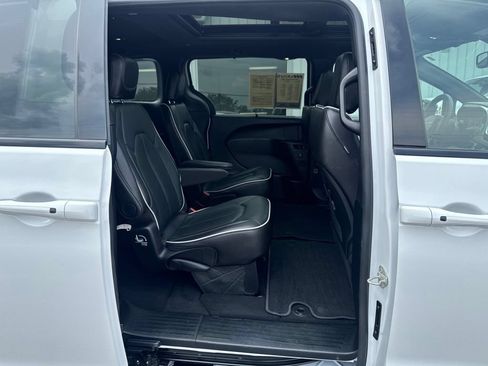 Used 2025 Chrysler Pacifica Limited FWD image 20