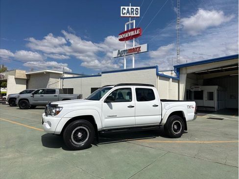 Used 2011 Toyota Tacoma 4x4 Double Cab w/ TRD Off-Road Pkg w/JBL Audio image 16