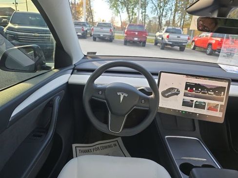 Used 2024 Tesla Model Y Long Range image 19