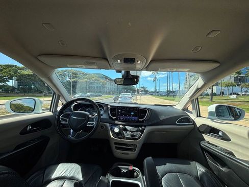 Used 2022 Chrysler Pacifica Touring-L w/ Uconnect Theater Family Group image 10