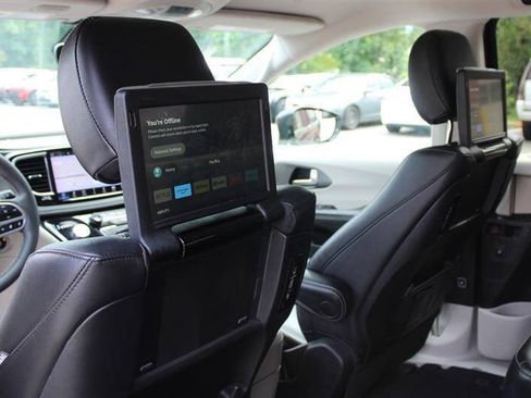 Used 2022 Chrysler Pacifica Touring-L w/ Uconnect Theater Family Group AWD/4WD image 24