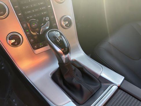 Used 2017 Volvo S60 T5 Inscription image 24