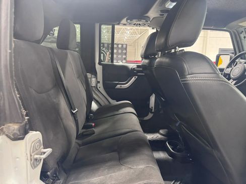 Used 2015 Jeep Wrangler Unlimited Rubicon w/ Connectivity Group AWD/4WD image 38