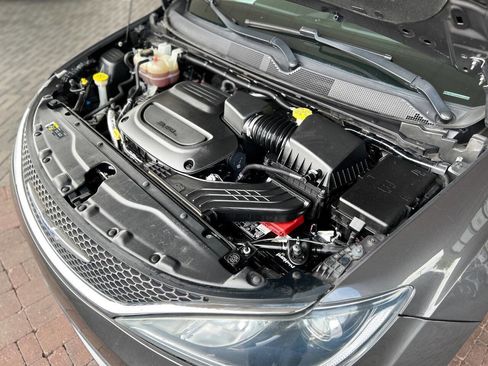 Used 2019 Chrysler Pacifica Touring-L FWD image 76