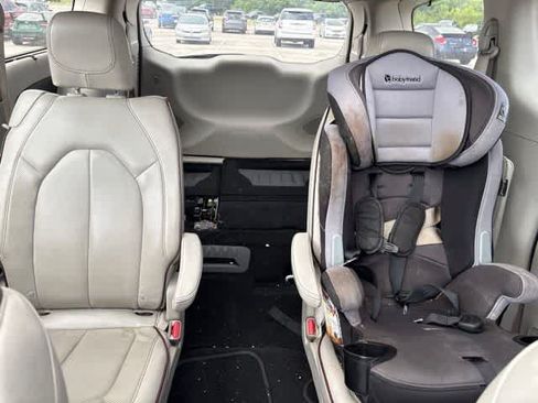 Used 2020 Chrysler Pacifica Limited FWD image 24