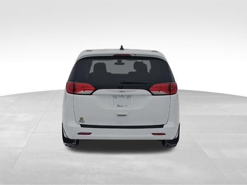 Used 2021 Chrysler Voyager LX image 9