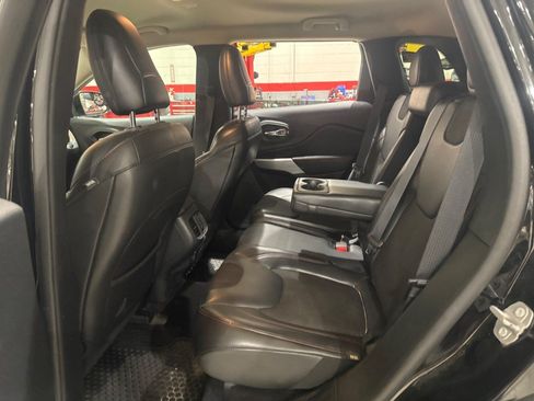 Used 2018 Jeep Cherokee Trailhawk AWD/4WD image 42