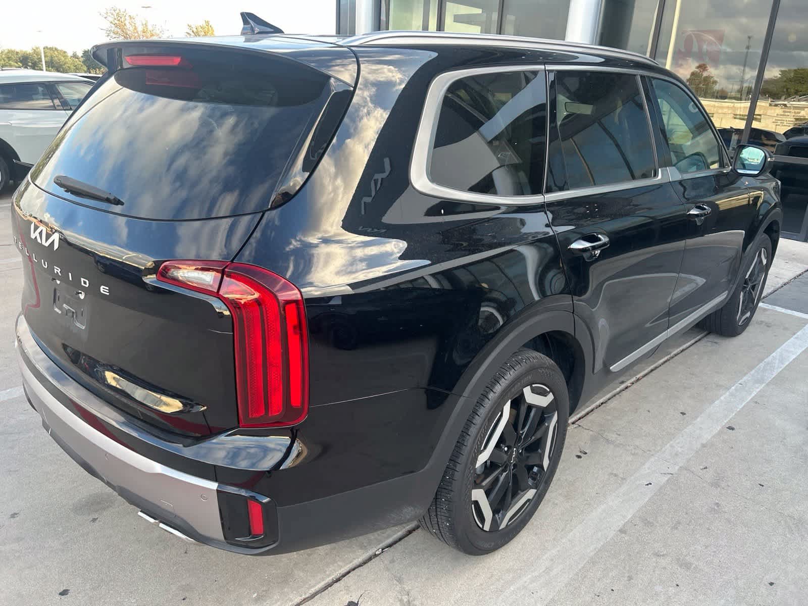 Certified 2025 Kia Telluride S FWD image 3